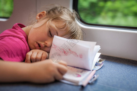 小白种女孩在回家的路上睡在火车图片
