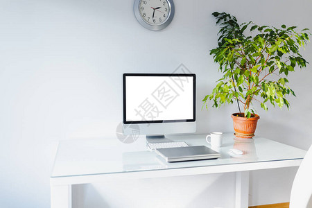 白色办公空间笔记本电脑和办公图片