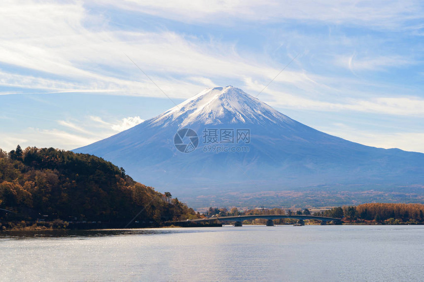 中午正在日本山桥藤川口子富士五湖附近的青蓝天图片