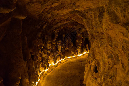 非常古老的隧道通过山岩照明背景图片