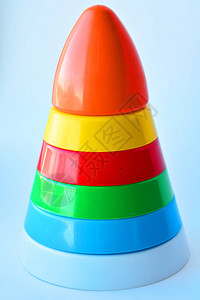 儿童玩具金字塔由白背景的多彩圆形儿图片
