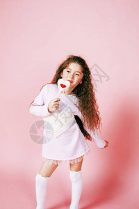 粉红背景的可爱小可爱迪斯科女孩笑着可爱的情感复制空间生活方图片