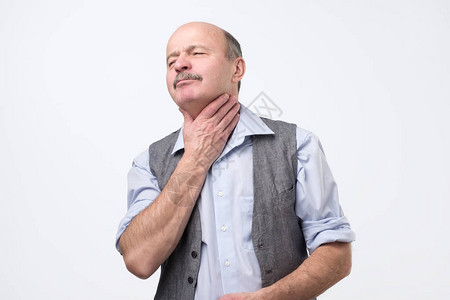 老年男子喉咙有可怕的疼痛患有宫颈图片