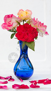 美丽的红玫瑰和粉红玫瑰在白木背景图片
