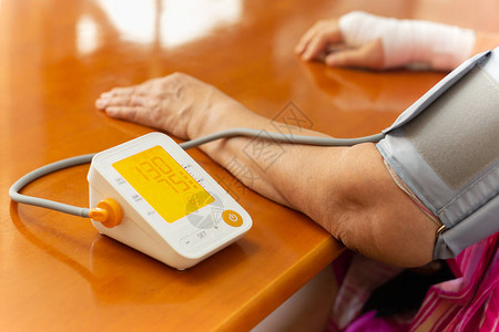 在家中用测量血压的监视器检查血压图片