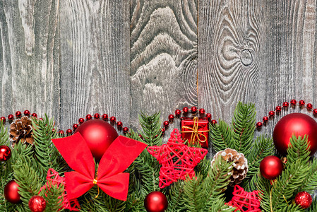 木制桌上的圣诞礼物盒和树枝装饰图片