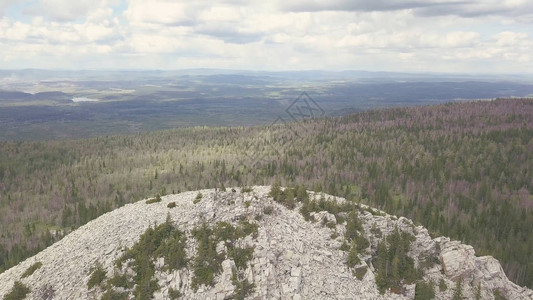 白色岩石的顶端和带森林的山谷全景图片