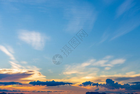 太阳升起蓝色天空图片