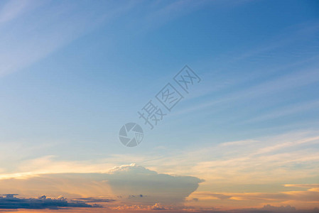 太阳升起蓝色天空图片