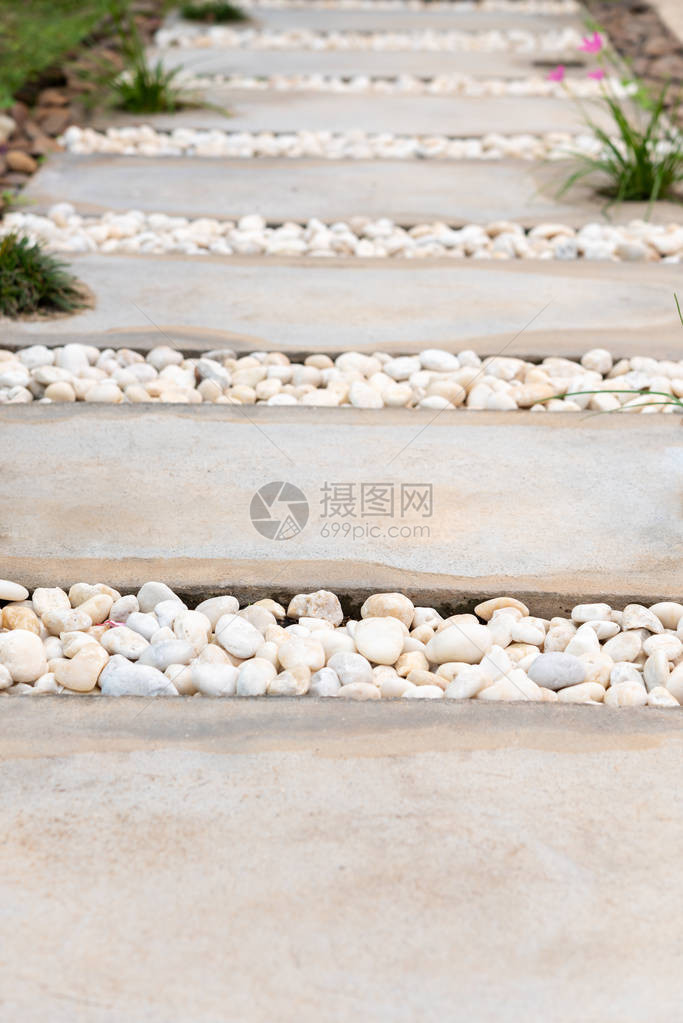 利用白色和棕色石块装饰花园装饰的现代简单石头通道图片