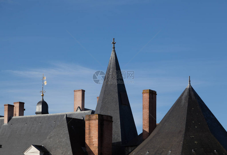 南特市传统的法国外墙和屋顶在阳光明媚的一天图片