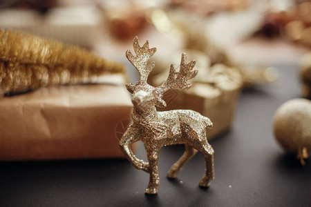 圣诞金驯鹿和礼品盒图片