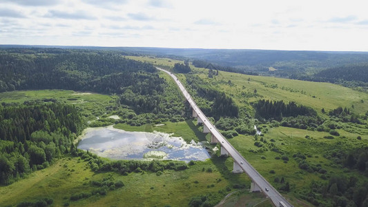 森林乡村道路交通的顶视图夹子公路穿过沼泽在森图片