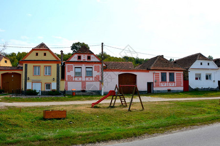 Cata村典型的农村景观和农民住房图片