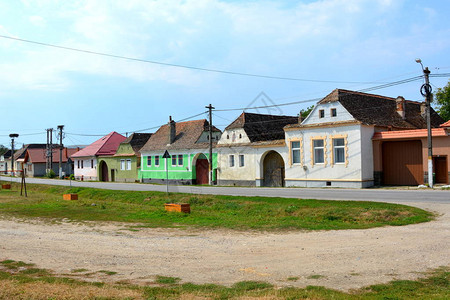 Cata村典型的农村景观和农民住房图片