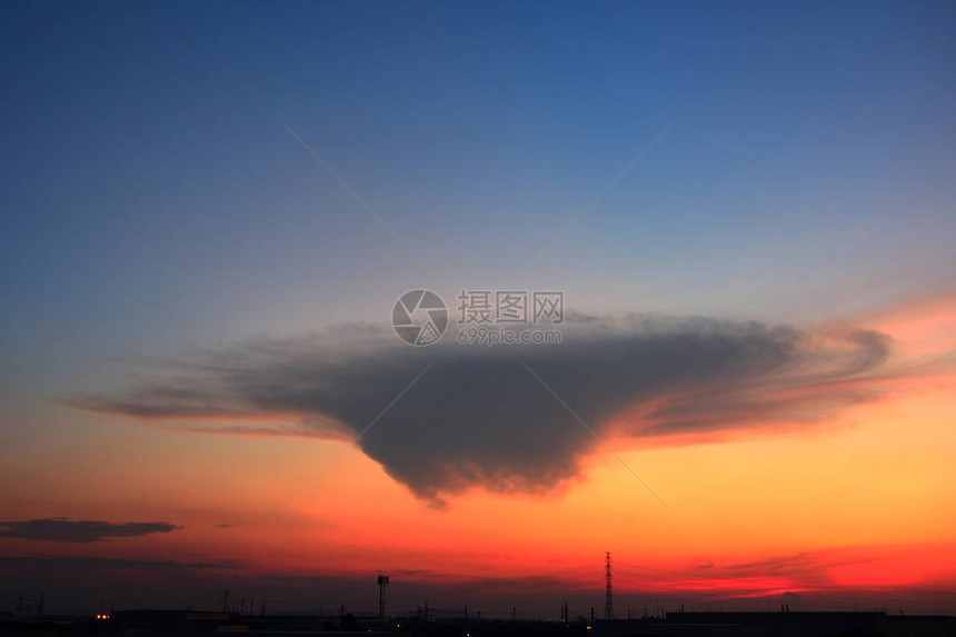 蓝天背景上的奇怪云形状与日出图片