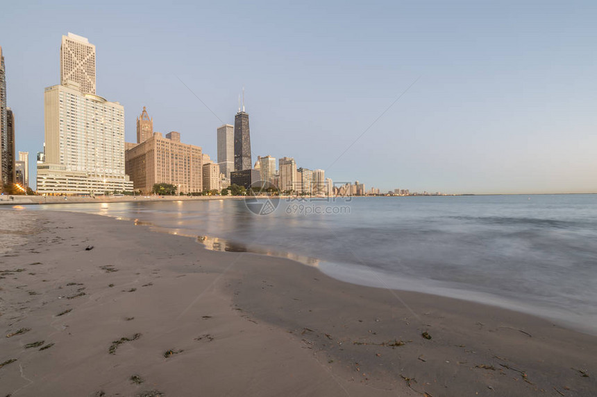 芝加哥沿湖岸边的天线日出时图片