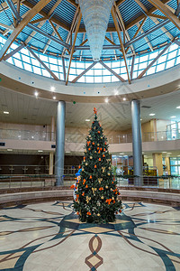 一棵大圣诞树装饰着丰富多彩图片