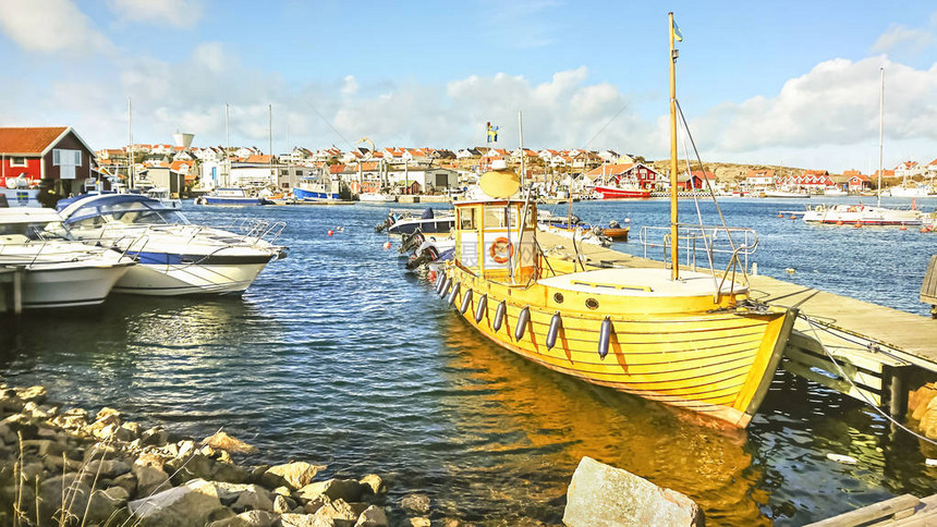 瑞典北海岸一个小渔村在港口停靠的渔船图片