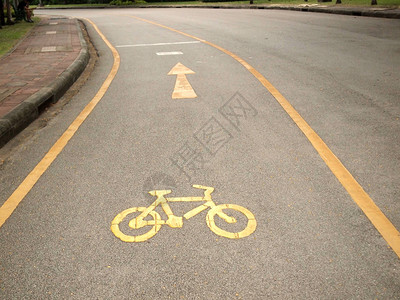 人行道上画的自行车路标图片