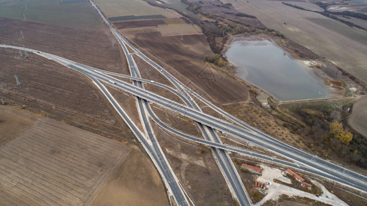 高速公路和立交桥的鸟瞰图路口高图片