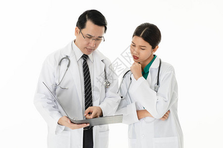 两名亚洲医生在讨论医疗保健服务时肩上穿着统一的听诊器图片