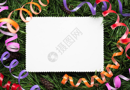 Fir树枝和节日流体背景上的圣诞卡图片