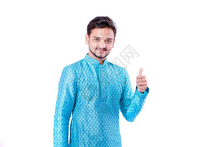 穿传统服装的印度青年男图片
