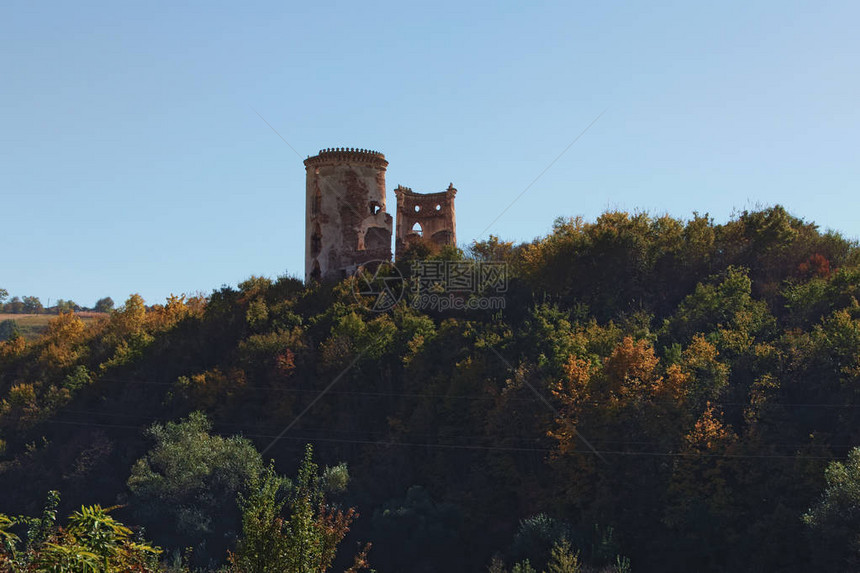 Chervonohrad中世纪城堡塔楼的古老废墟阳光明媚的秋天风景乌克兰Ternopil地区的图片