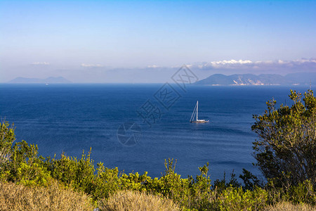 海中的帆船夏季自然背景图片