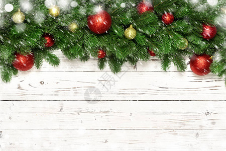 圣诞节冬季背景有壁枝木制白板上的雪图片