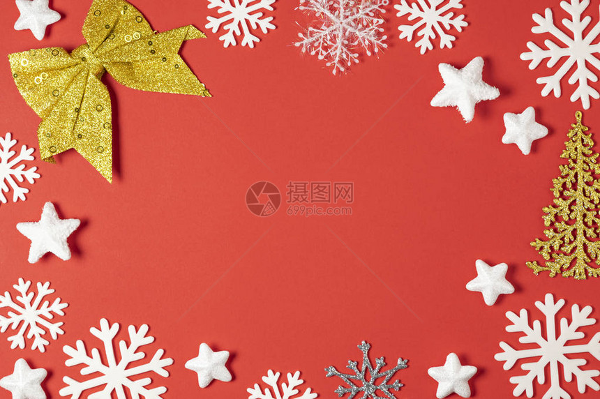 圣诞作文由白色雪花树红色背景制成新年冬季概念平图片