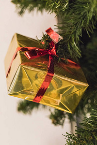 圣诞树上礼品盒的特写圣诞节图片