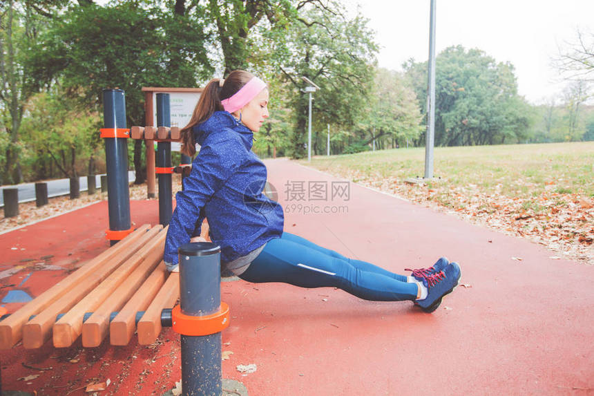 在户外运动公园的板凳上做健身锻炼的图片