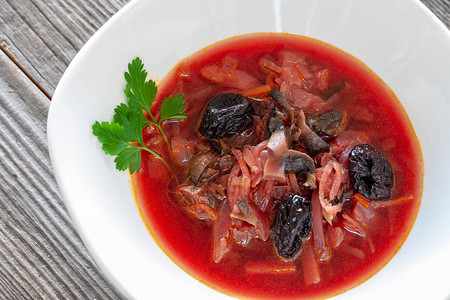 红甜菜蘑菇卷心菜胡萝卜辣椒西红柿大蒜和奶油的纯素红罗宋汤图片