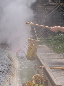 鸡蛋和蔬菜正在太平山温泉水中煮熟的高清图片