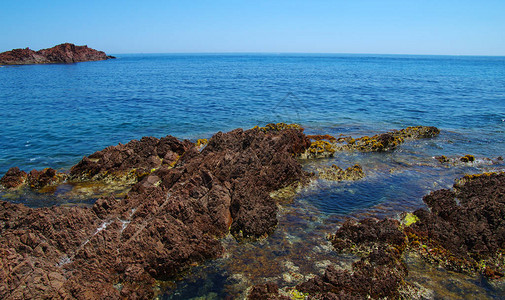 海面表有岩石海湾图片