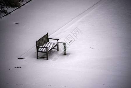 柏林冬天雪中的长凳图片