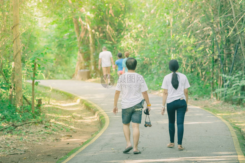 人们在树林中徒步行走到泰国坎沙纳布里埃拉旺图片