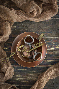 情人节快乐旧铜杯和古铜杯的钥匙在老木图片