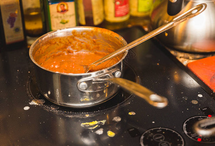 红酱在不锈钢锅里做饭在图片