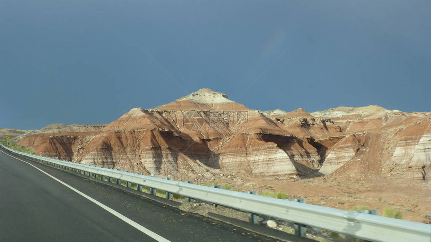 穿越峡谷景观的道路景观图片