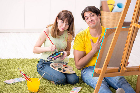 在家享受绘画的年轻夫妇图片