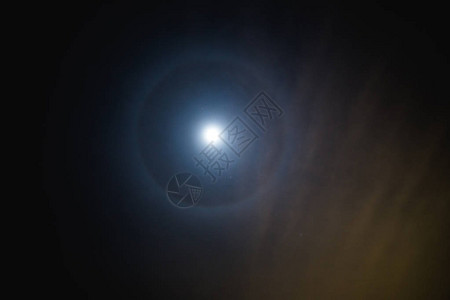明亮的满月在夜空中闪耀着光环圆光圈图片
