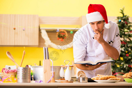 年轻厨师丈夫在圣诞节前图片