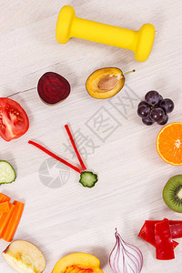 时钟和哑铃形状的水果和蔬菜健身图片