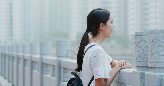 女人看河边图片