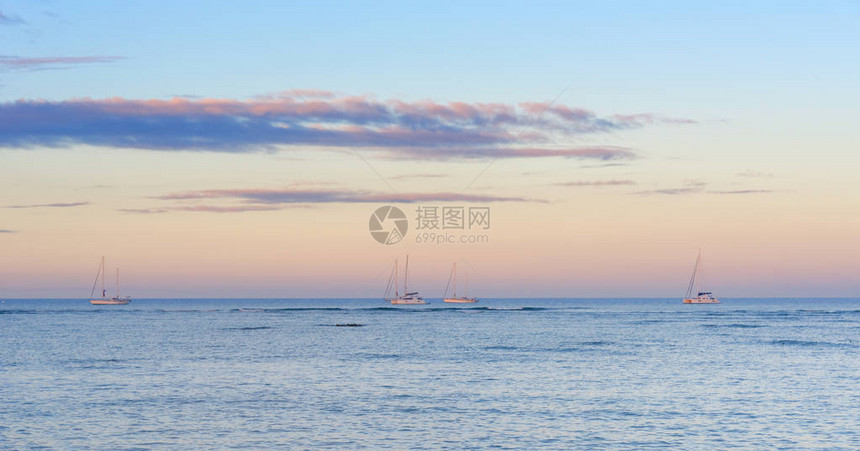 斐济海岸日出时的帆船图片