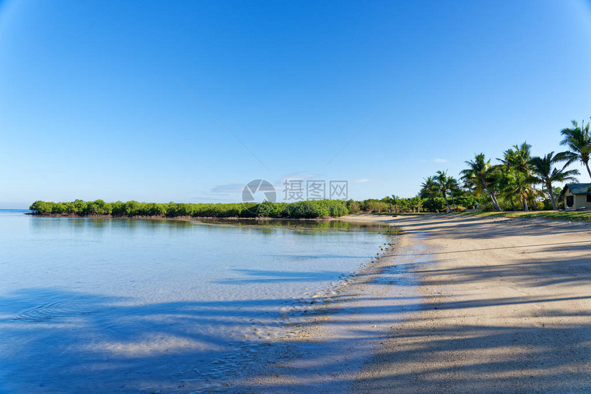 斐济海滩上清澈的反光水图片