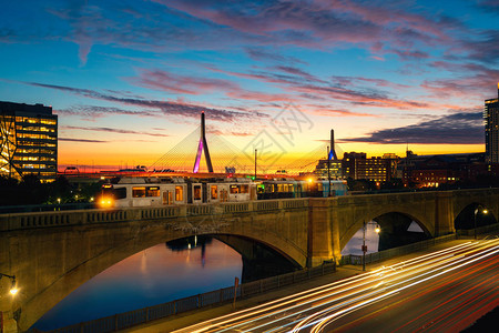 早上在波士顿美国波士顿市有桥梁和日图片